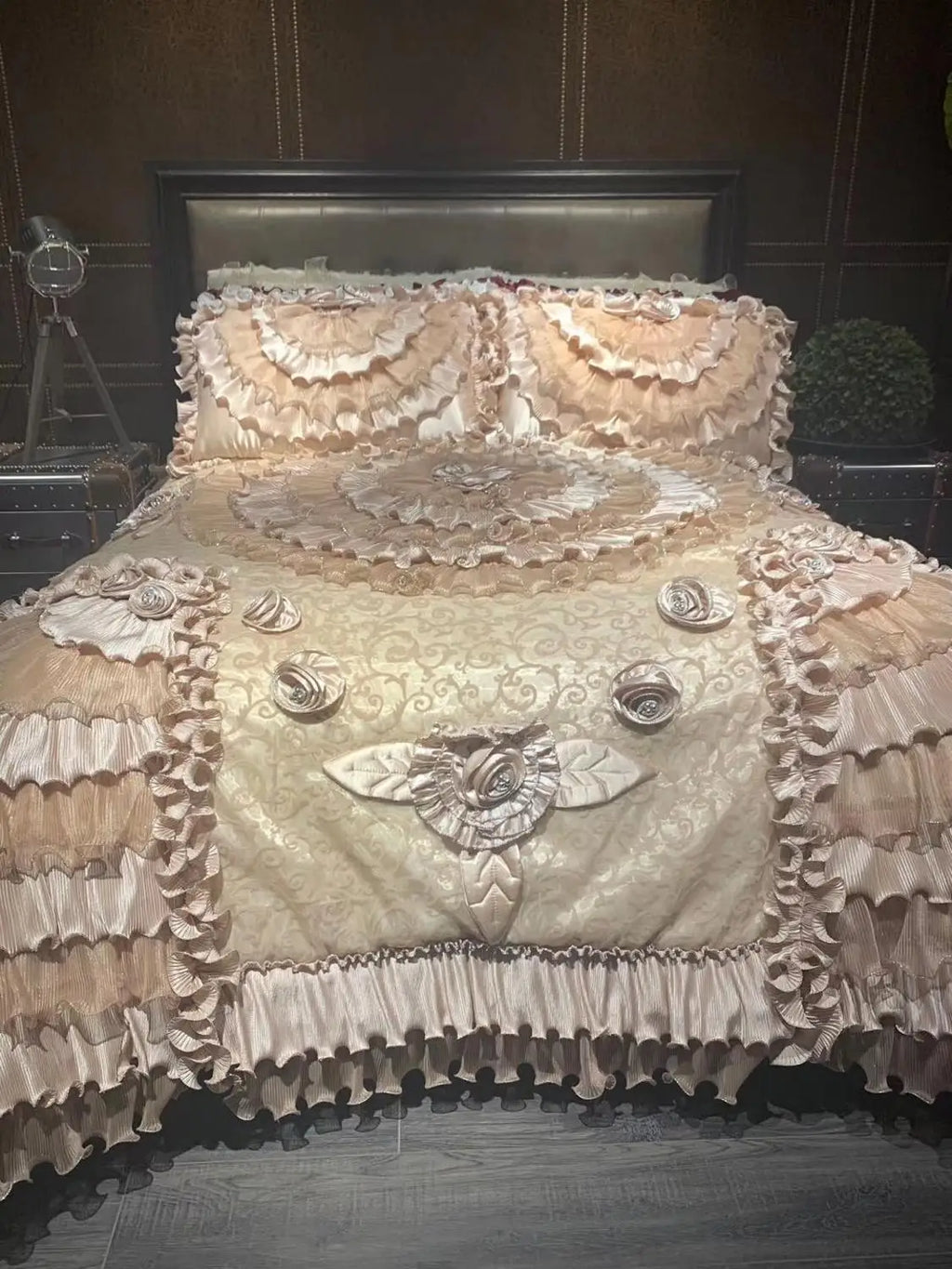 DecorBites™ Jacquard Rose Lace Bedding Set, Luxurious European Style, Red & Champagne
