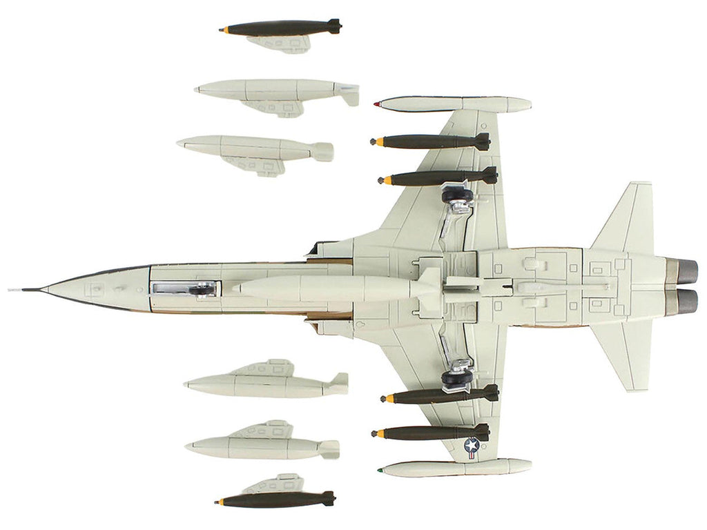 Northrop F-5C Skoshi Tiger Aircraft "64-13332 10th FCS Bien Hoa AFB" (1965) United States Air Force "Air Power Series" 1/72 Diecast Model by Hobby Master