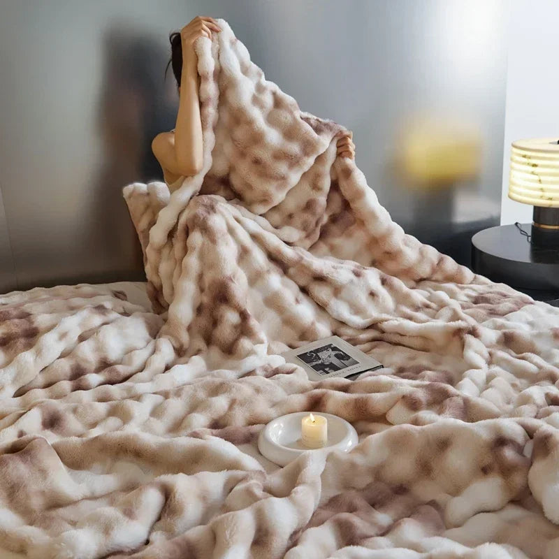 DecorBites™ Cozy Fleece Throws - Soft Plaid Blankets for Warmth and Comfort