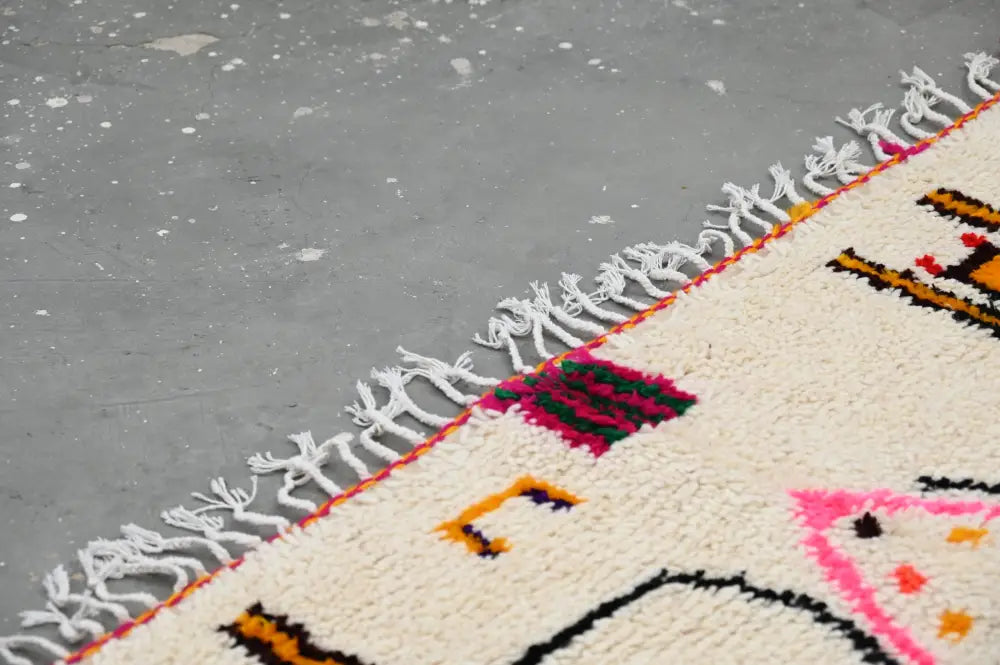 Beige and pink moroccan azilal rug bedroom geometric decor