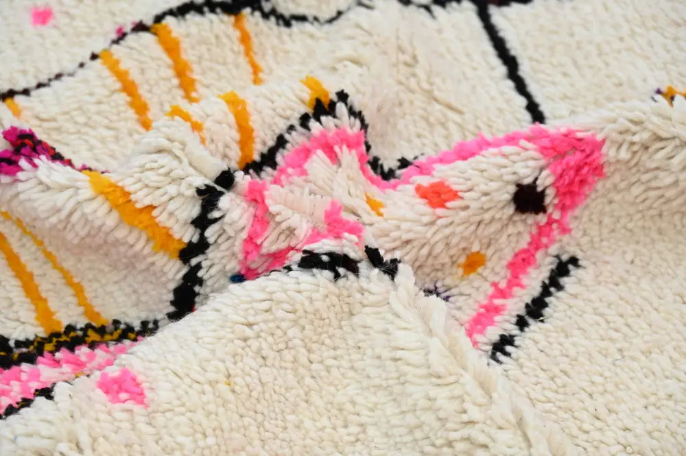 Beige and pink moroccan azilal rug bedroom geometric decor