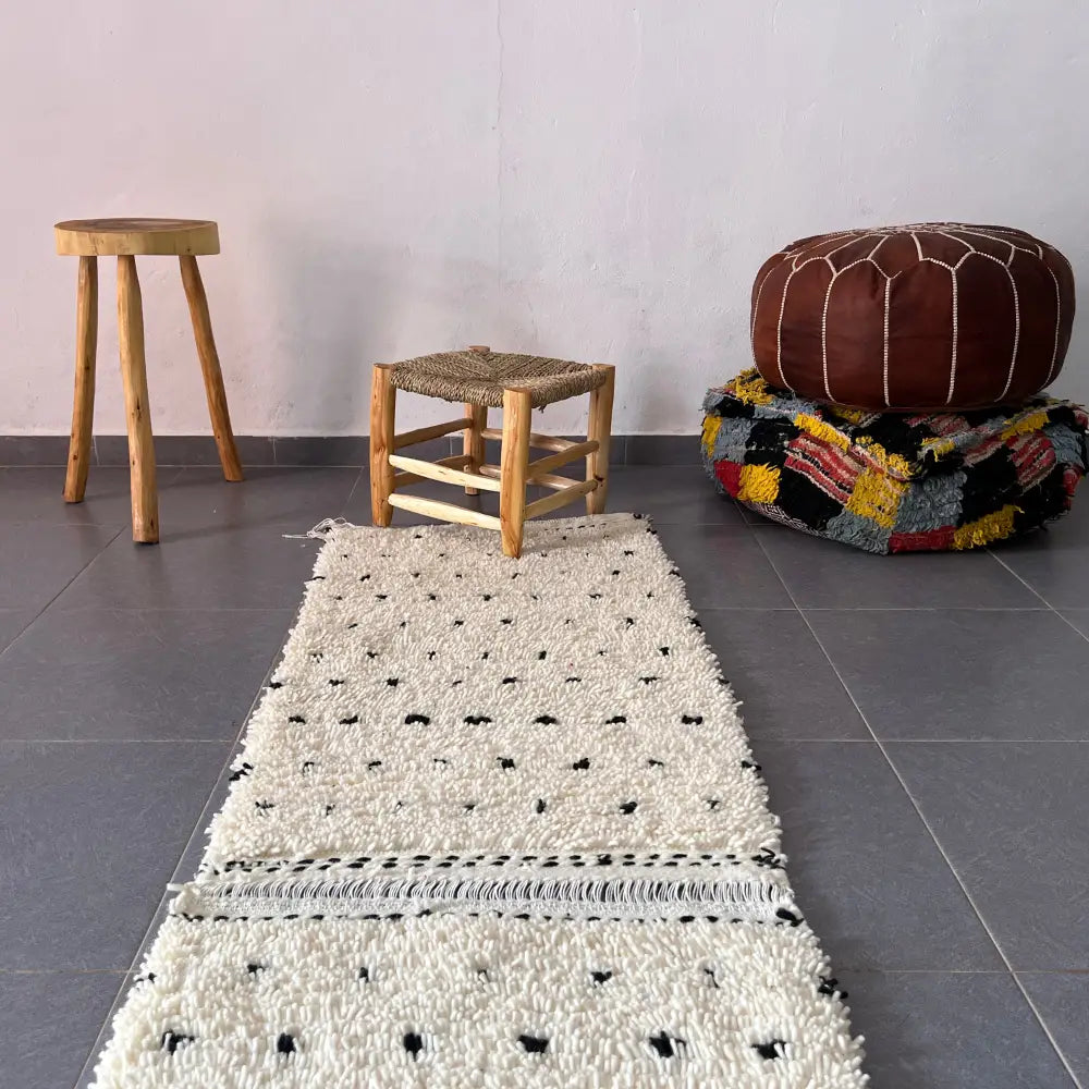 Handmade moroccan beni ouarain off-white wool rug bedroom decor