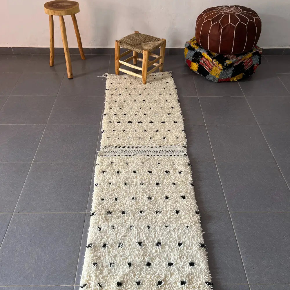 Handmade moroccan beni ouarain off-white wool rug bedroom decor
