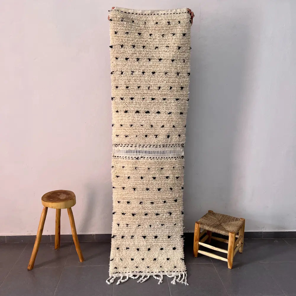 Handmade moroccan beni ouarain off-white wool rug bedroom decor