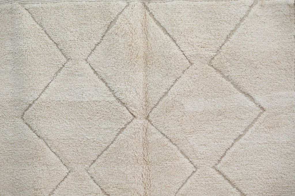 Handmade beige beni ouarain rug diamond pattern bedroom decor