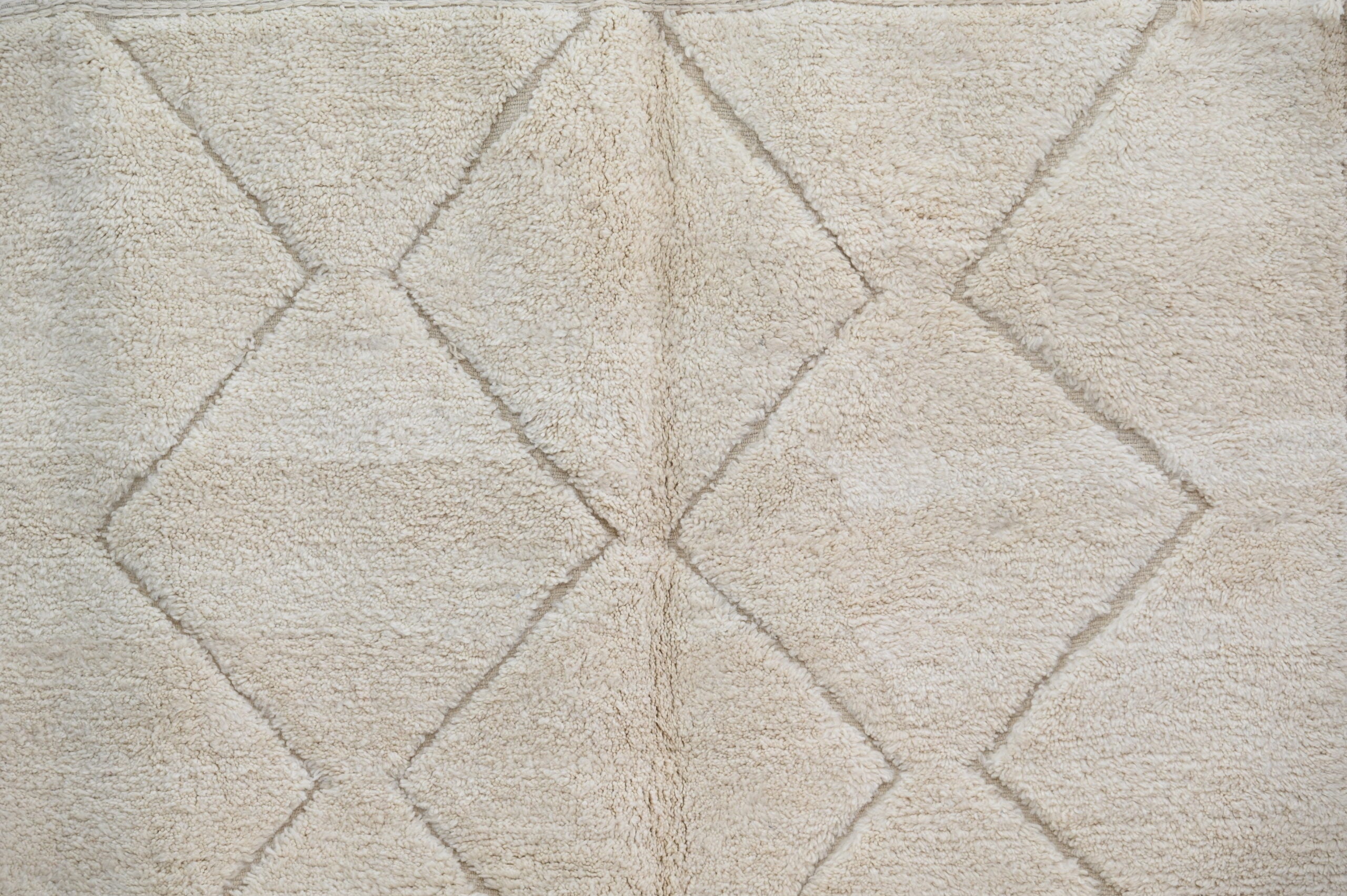 Handmade beige beni ouarain rug diamond pattern bedroom decor