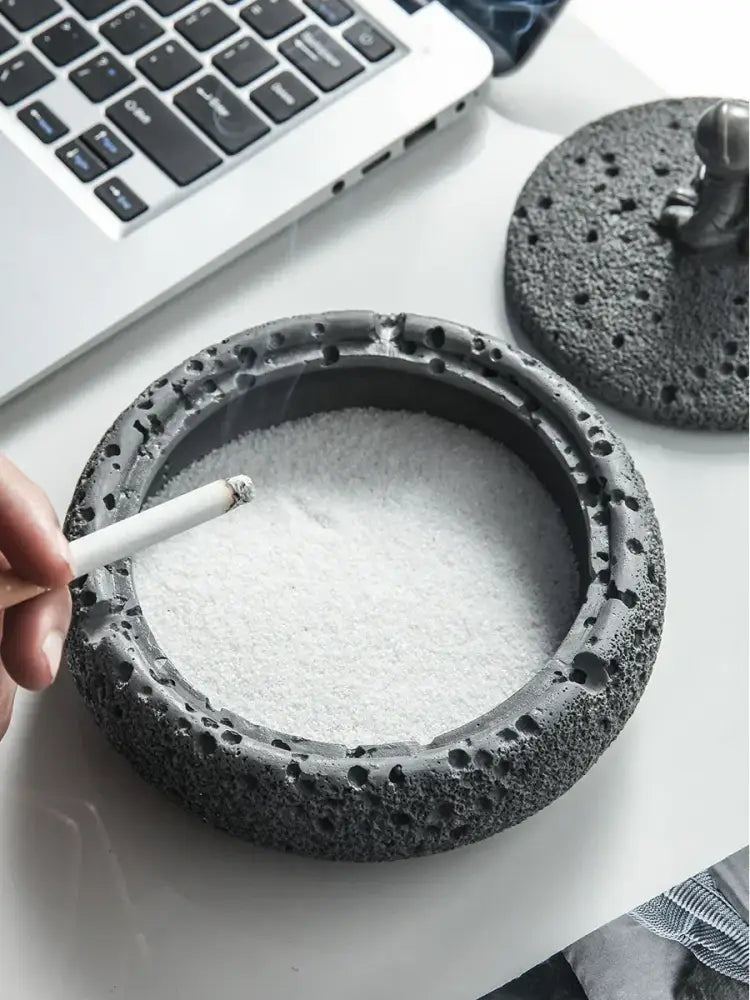 DecorBites™ Cement Astronaut Ashtray with Lid - High Temperature Resistant Cigar Ashtray