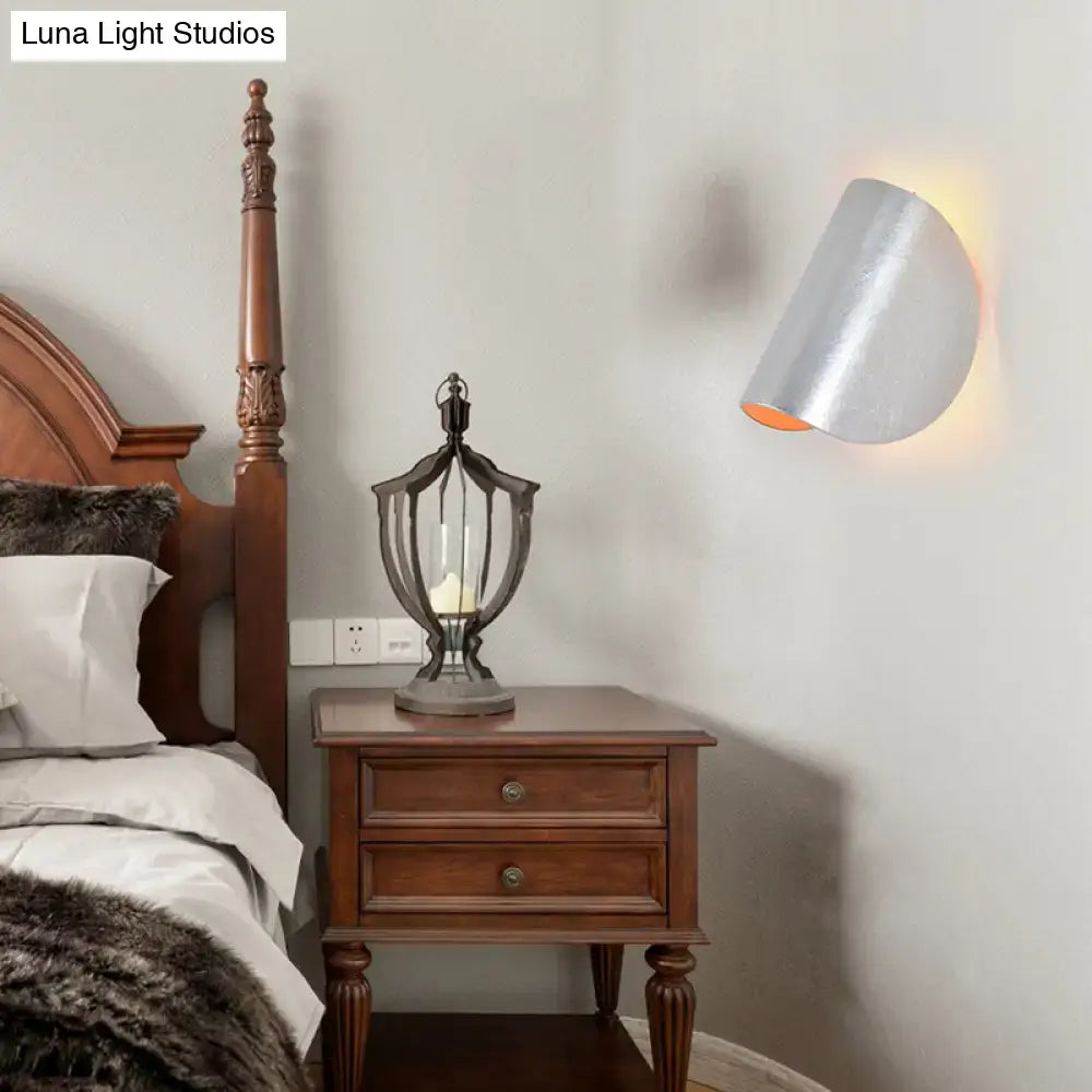 Modern curved gold wall sconce light – bedroom ambient lighting