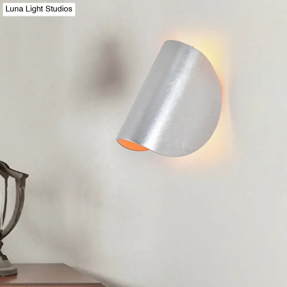Modern curved gold wall sconce light – bedroom ambient lighting