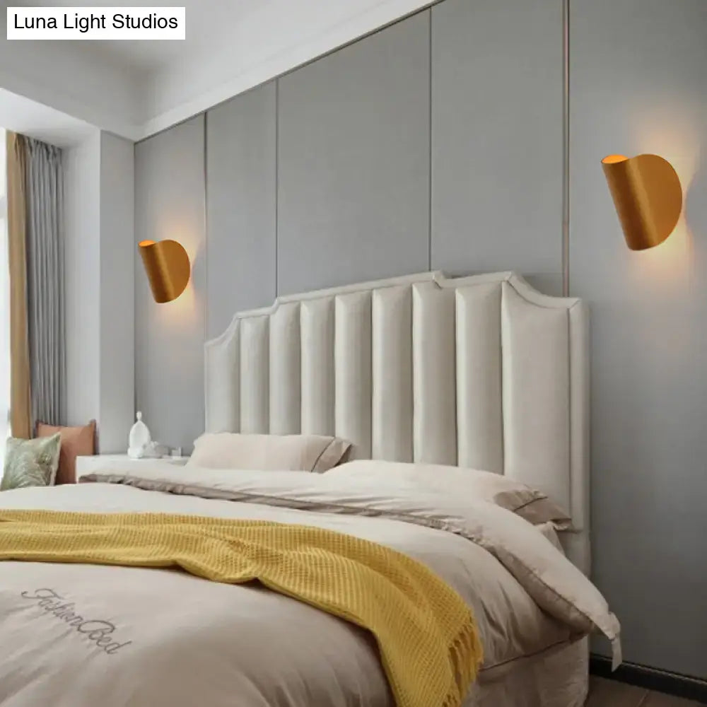 Modern curved gold wall sconce light – bedroom ambient lighting