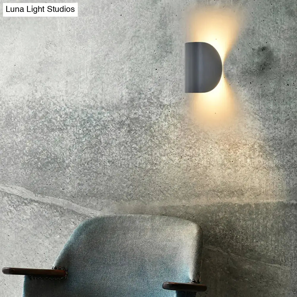 Modern curved gold wall sconce light – bedroom ambient lighting