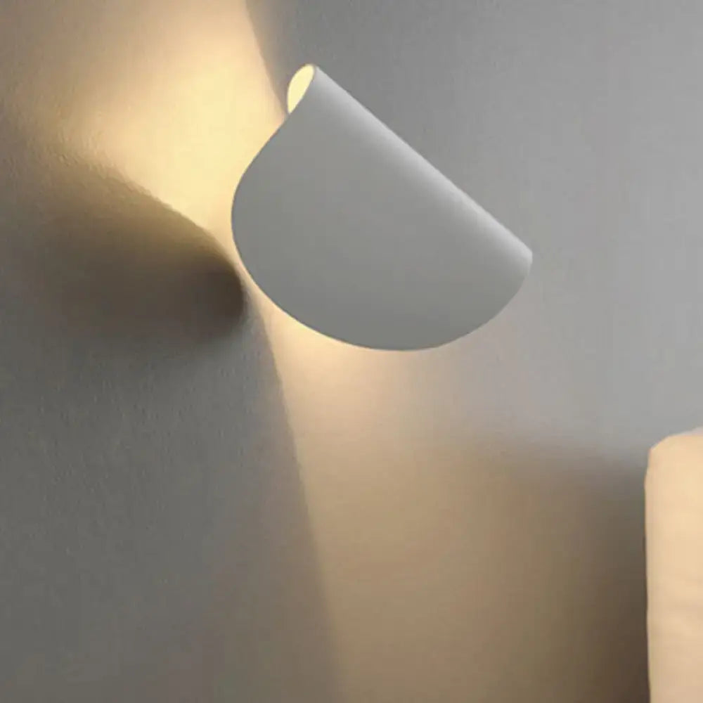 Modern curved gold wall sconce light – bedroom ambient lighting