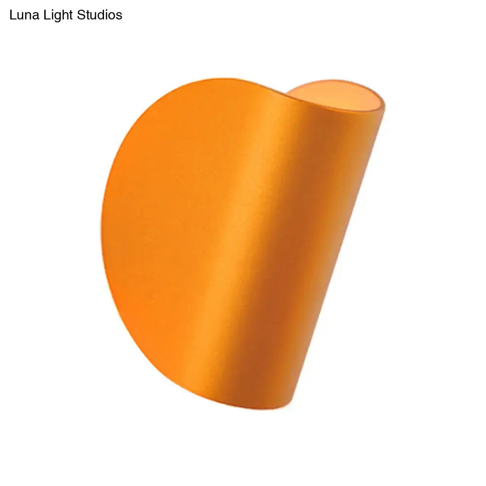 Modern curved gold wall sconce light – bedroom ambient lighting