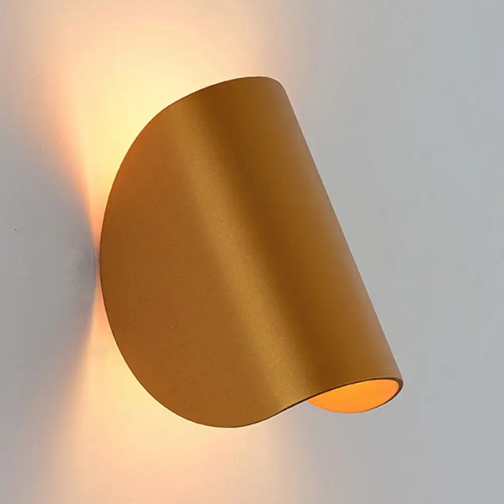 Modern curved gold wall sconce light – bedroom ambient lighting